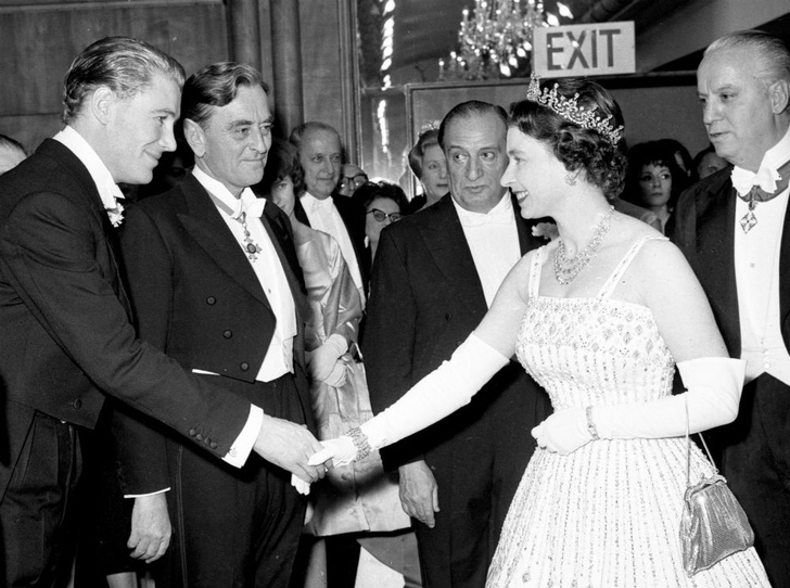 Из торжественного наряда в подвенечный: полувековая история свадебного платья Беатрис