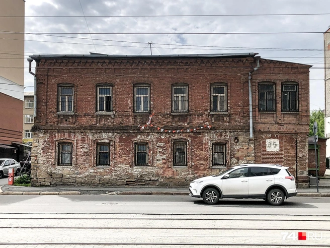 Фасад просит кирпича | Источник: Артем Краснов / 74.RU