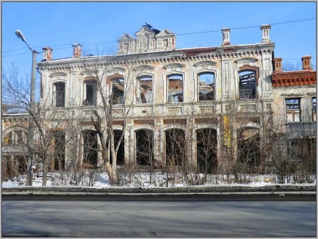 К моменту покупки в доме не было ни окон, ни дверей | Источник: arhistrazh.livejournal.com