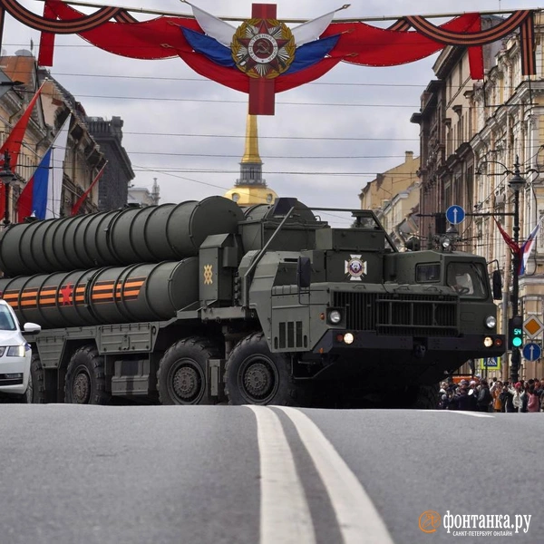 С «Триумфом». По Невскому проехала военная техника | Источник: Павел Даиси / «Фонтанка.ру»