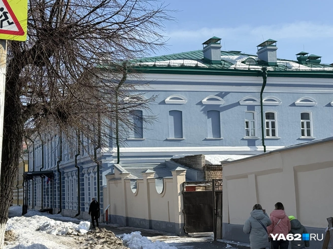 Этот снежок уже не представляет опасности и скоро растает | Источник: Сергей Петунин / YA62.RU