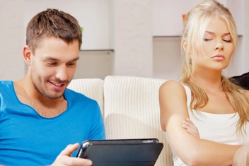 «Боюсь отпускать парня видеться с друзьями, не доверяю мужчинам»