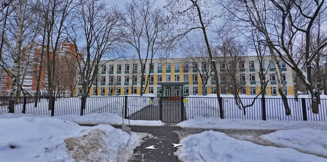 Школу на улице Кутузова отремонтировали в 2022 году, а в ближайшие годы ее могут снести | Источник: «Яндекс Карты»