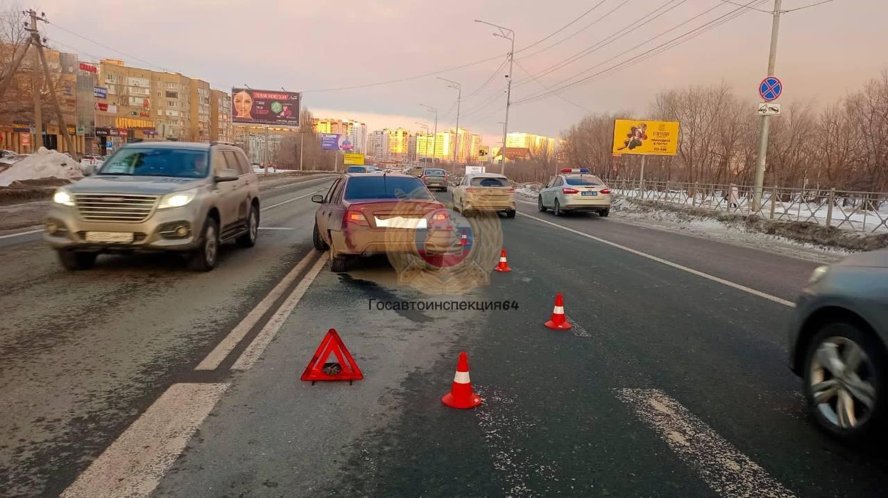 В Волжском районе Саратова водитель Daewoo Nexia наехал на 19-летнюю  девушку - 8 февраля 2024 - 164.ру