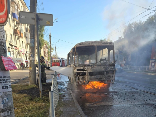 13 сентября самарцы стали свидетелями пожара. Вспыхнул автобус ПАЗ. Его снял на видео местный блогер  | Источник: «ЕЩЕ Самара» / T.me