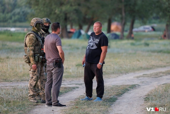 Дебошир, кому-то эмоционально рассказывавший, что происходит на пляже, после внимания к своей персоне резко умерил пыл | Источник: Алексей Волхонский / V1.RU