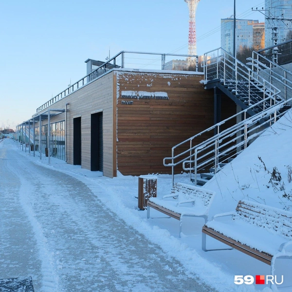 Скамейки тоже замело | Источник: Тимофей Калмаков / 59.RU