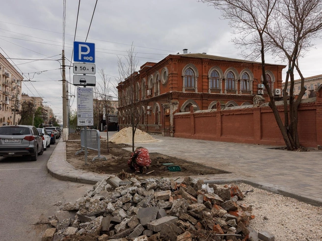 Судьба парковки возле поликлиники пока не определена. | Источник: Алексей Волхонский / V1.RU