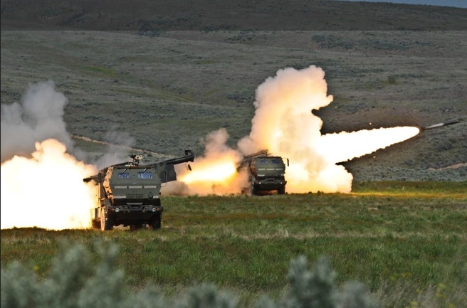 РСЗО HIMARS на учебных стрельбищах в штате Вашингтон, 24 мая 2011 года | Источник: Стоп-кадр с сайта ru.ruwiki.ru / ru.ruwiki.ru