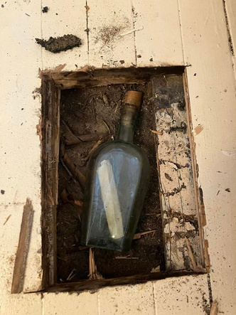 135 лет в бутылке из-под виски: в Шотландии сантехник нашел «капсулу времени»