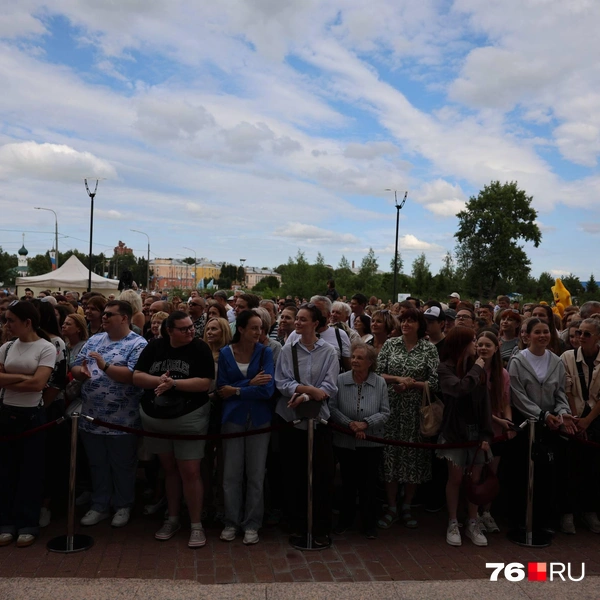 Десятки ярославцев собрались у КЗЦ | Источник: Александр Куренной / 76.RU