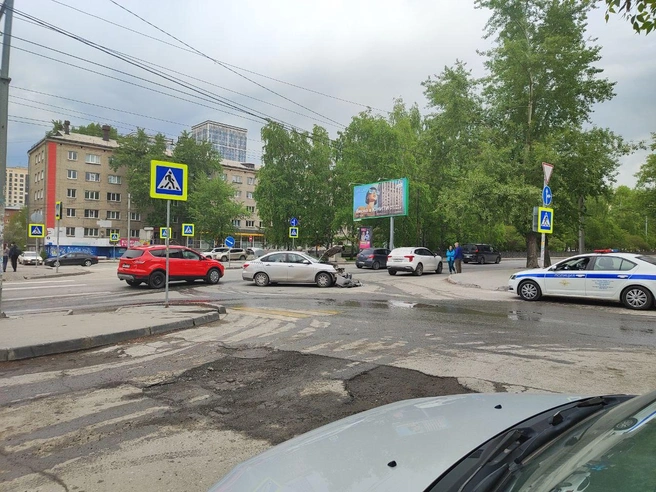 Повреждения белого Haval не видно на фото — удар пришёлся на правый бок машины | Источник: Читатель НГС
