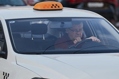 St. Petersburg Taxis Demand Equal Rights with Federal Competitor