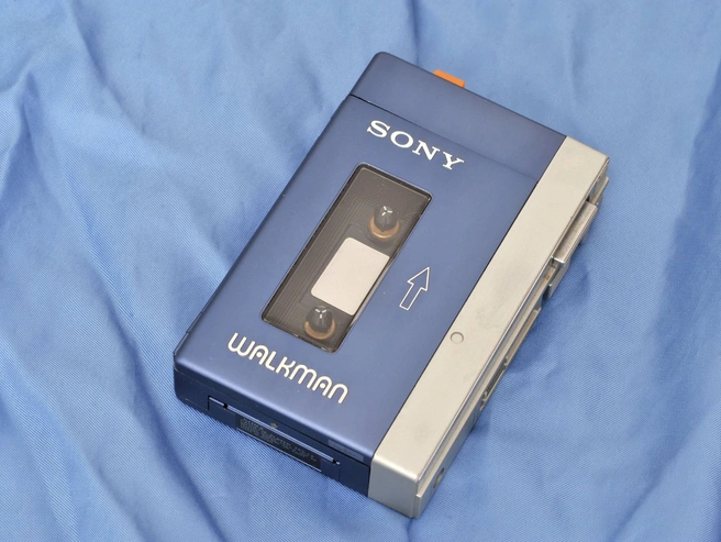 Walkman — культовый продукт, рождённый из простой идеи Ибуки. Он не просто изменил то, как люди слушают музыку, но и стал символом персональной свободы и технологического прогресса 1980-х. | Источник: teutopress via Legion Media