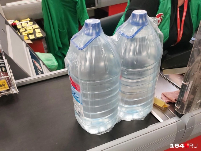 Каждый второй покупатель несет из магазина бутылки с водой | Источник: Сергей Петунин / 164.RU