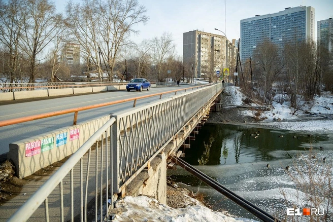 На улице Лыжников для обустройства линии построят новый мост | Источник: Владислав Лоншаков / E1.RU