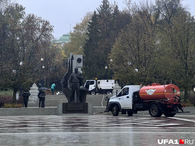 Коммунальщики моют лестницу | Источник: Андрей Бирюков / UFA1.RU