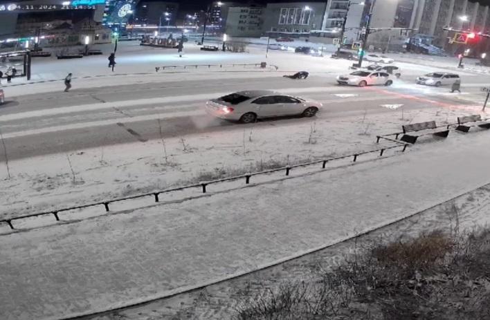 В центре Якутска водитель сбил 14-летнего подростка. Видео