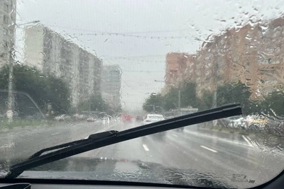 Ливень в Москве: МЧС предупреждает о грозах и граде