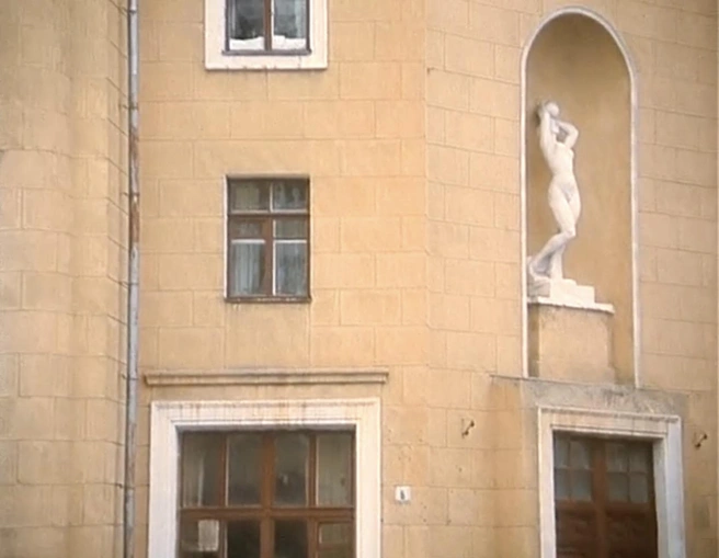 В отличие от окружающей застройки, жилой дом на Советской улице, наоборот, практически не изменился | Источник: фильм «Вор» (18+), режиссер Павел Чухрай, 1997 год / кинокомпания «НТВ-Профит»