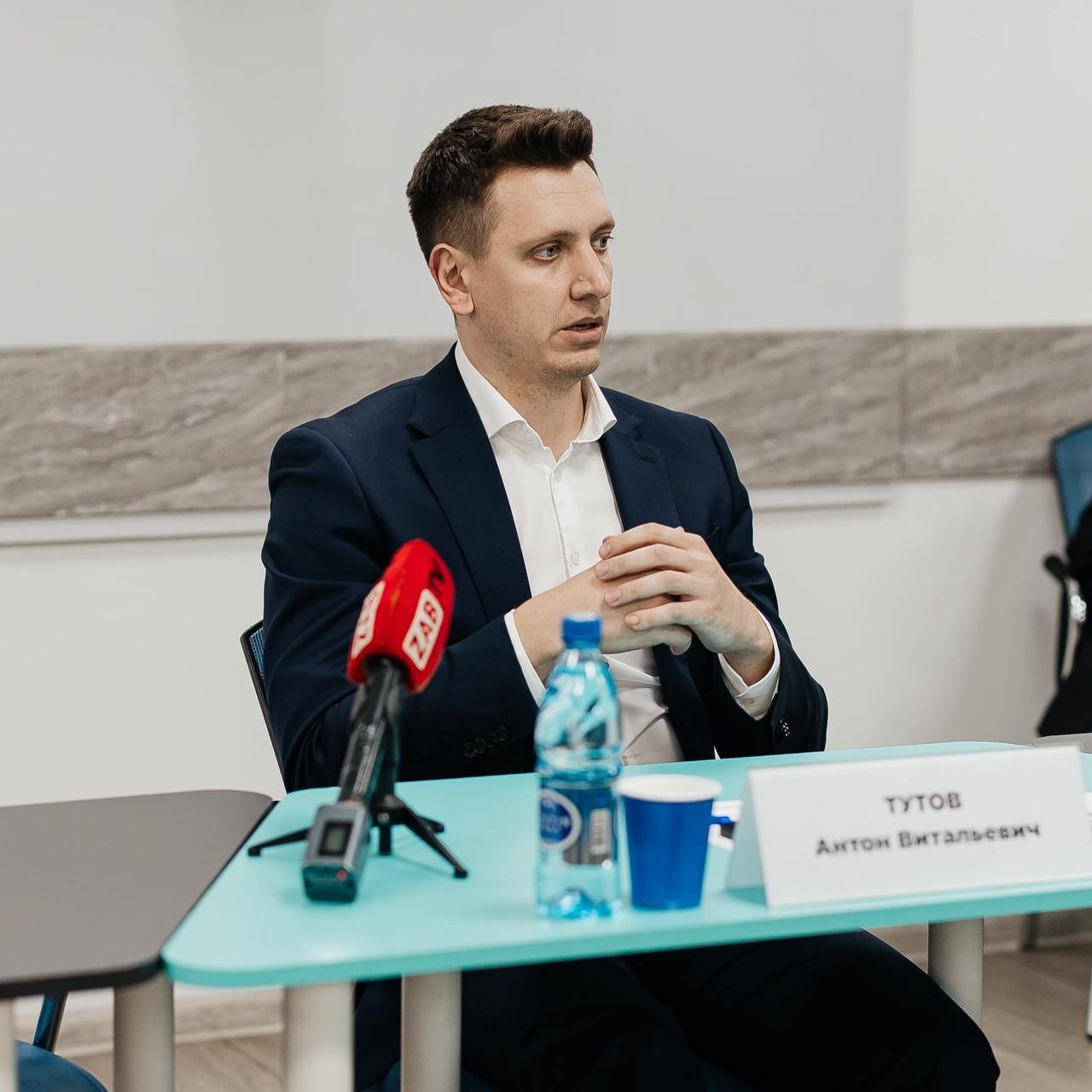 <p>Антон Тутов</p>
