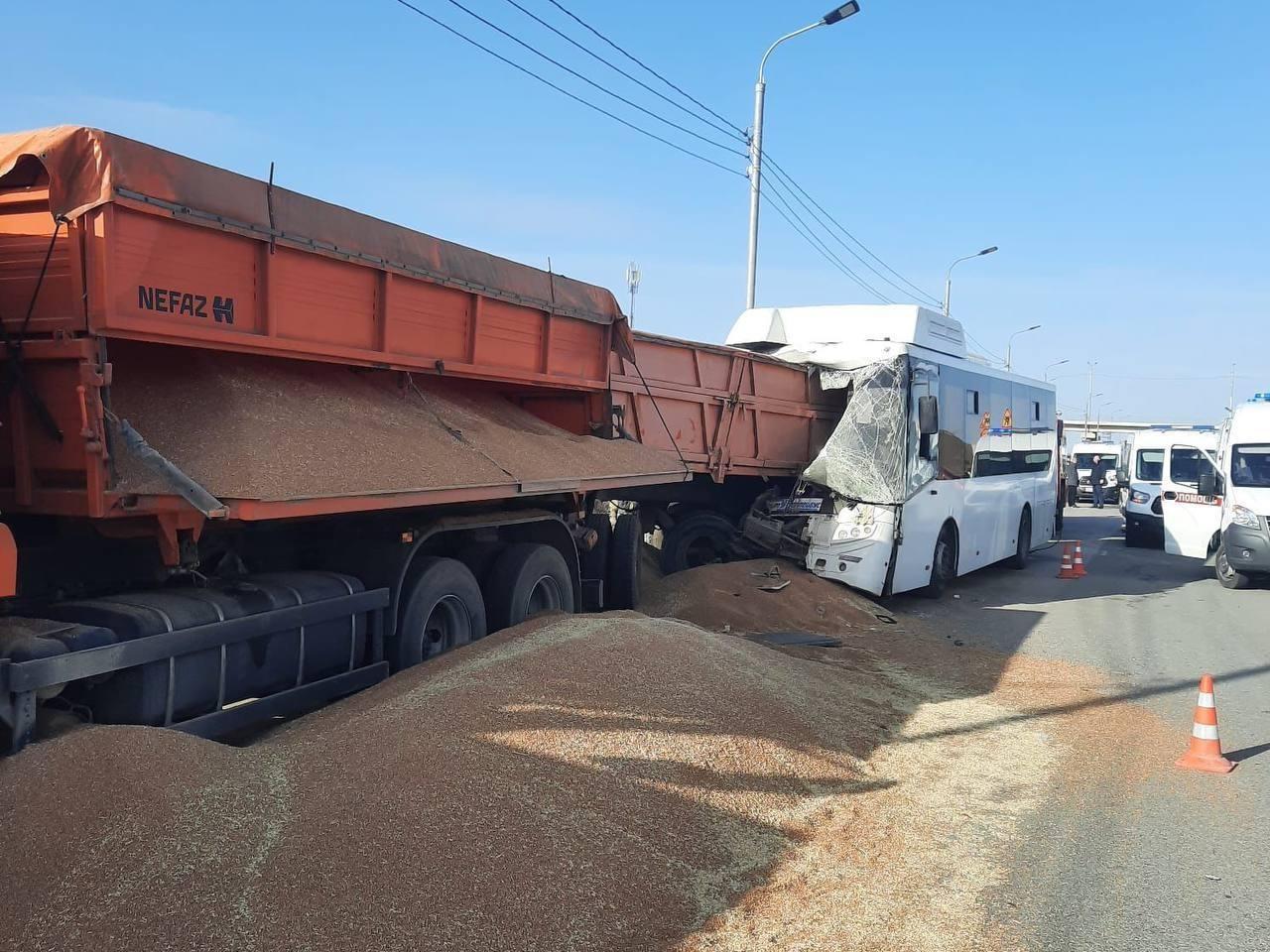 Десятки людей пострадали, погибли дети: в Крыму автобус врезался в грузовик — кадры