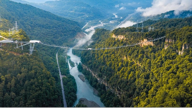 Самый высокий пешеходный мост в стране с прозрачным дном | Источник: Skypark.ru