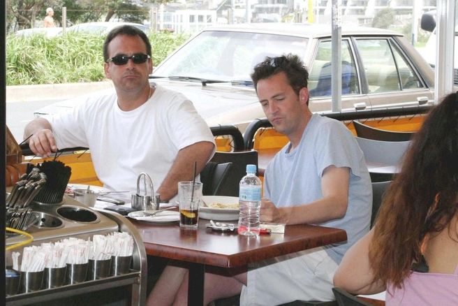 Netflix запланировал фильм «The One With Matthew Perry», чтобы исследовать личные битвы покойного актёра. | Источник: Carlos Costas / MEGA