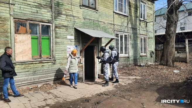 Выселение Елены будет продолжаться весь день, заверили меня приставы | Источник: Виктор Лучкин / «ИрСити»