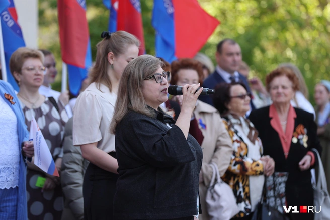 Председатель Облсовпрофа Татьяна Гензе поздравила трудящихся с праздником | Источник: Алексей Волхонский / V1.RU