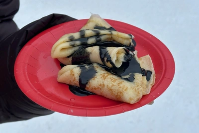 В Малых Корелах угощают бесплатными блинами с черной сгущенкой