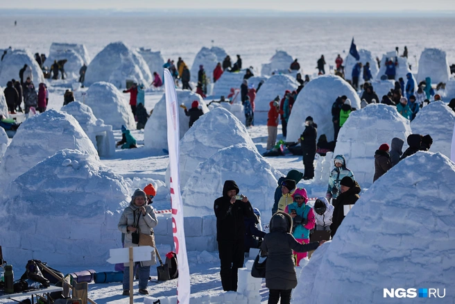 На берегу вырос целый городок из снежных домиков | Источник: Александр Ощепков / NGS.RU