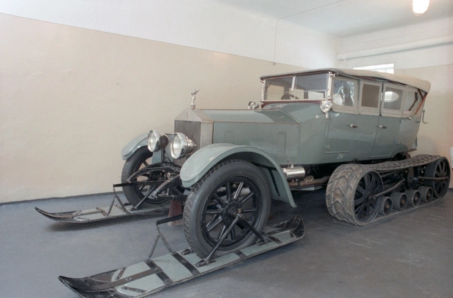 Единственный в мире полугусеничный Rolls-Royce создали в 1922 году специально для Владимира Ленина | Источник: Николай Акимов, Дмитрий Соколов / ТАСС