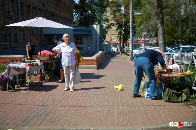Огорченная пенсионерка собирает старую посуду, потрепанных кукол и привезенные еще в 1970-х ракушки с моря | Источник: Роман Данилкин / 63.RU