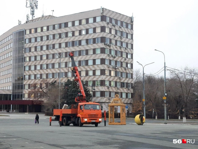 Установка больших елок | Источник: Анастасия Баринова / 56.RU
