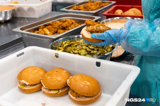 Готовые бутерброды кладут в ящик | Источник: Мария Ленц / NGS24.RU