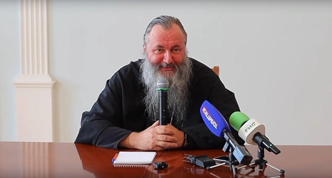 Феодосию 52 года, он родился в Москве, закончил легендарный МАИ и два года служил офицером в ракетных войсках | Источник: скрин с видео Самарская Митрополия / Vk.com