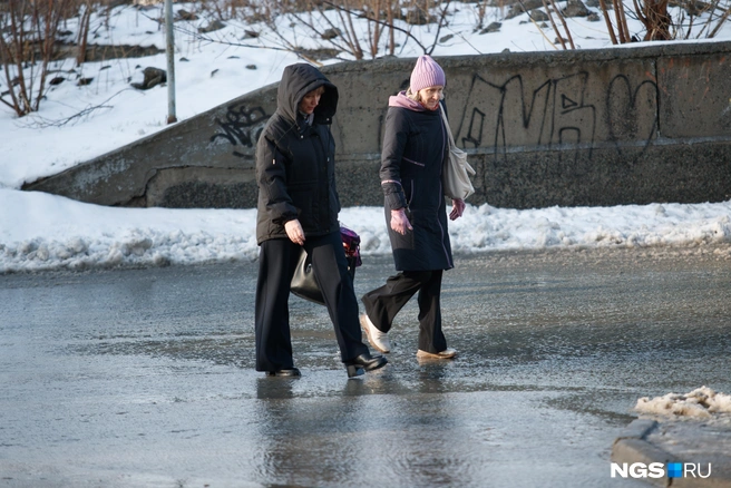 На улице хоть и заметно потеплело, но ходить по городу стало неудобно | Источник: Андрей Бортко / NGS.RU