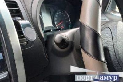 Амурчанин повредил авто знакомой из-за скола на своей машине