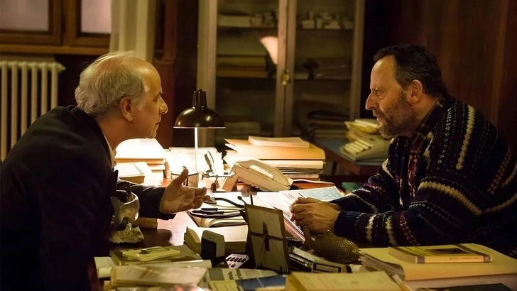 Детектив Фогель (Тони Сервилло) и доктор Аугусто Флорес (Жан Рено)