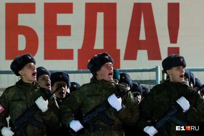 Парад Победы репетировали без обеда, чтобы не случилась беда, пока не пропала еда, это было, правда да, бойцы кричали «ааааа»! | Источник: Владислав Лоншаков / E1.RU