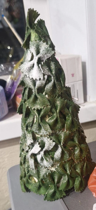 Кате три года. Мама сделала только основу под макаронную елку | Источник: Валентина / T.me