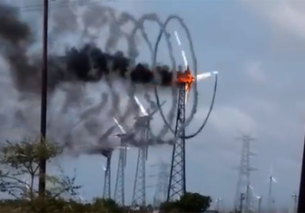 В Индии сгорел ветрогенератор, и это было очень красиво