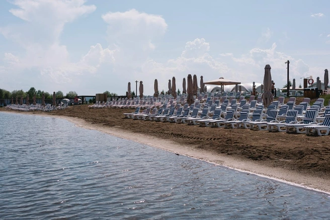 На берегу много шезлонгов | Источник: Пляжи Перми | Пляж VERDE | Пляж NIKKI BEACH / Vk.ru