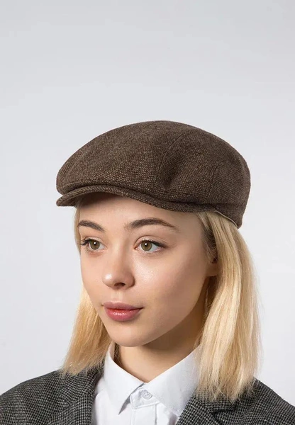 Шапки, береты и кепки: самые модные головные уборы зимы 2025/26 Шапки, береты и кепки: самые модные головные уборы зимы 2025/26