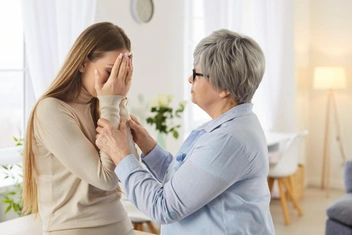 Если взрослая дочь вас использует: как матери выстроить границу