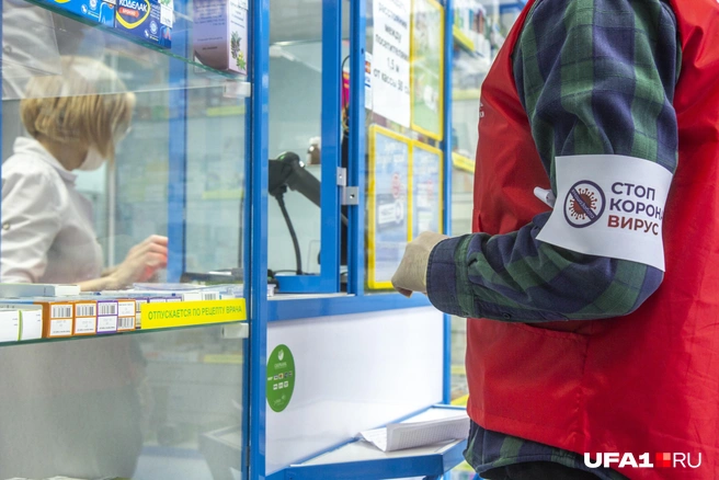 Волонтёры привозят старикам не только продукты, но и лекарства