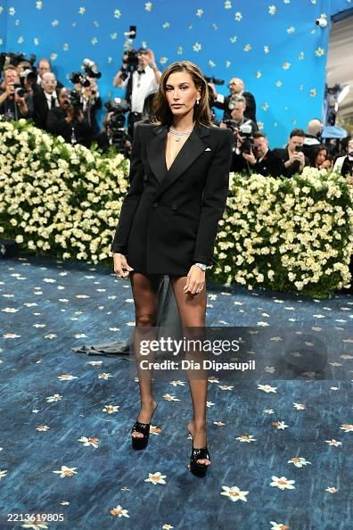 Хейли Бибер в платье-пиджаке Saint Laurent | Источник: Dia Dipasupil / Getty Images