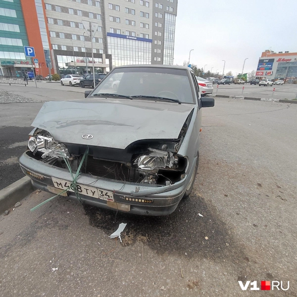 Передняя часть кузова серьезно деформирована | Источник: Денис Паустовский / V1.RU