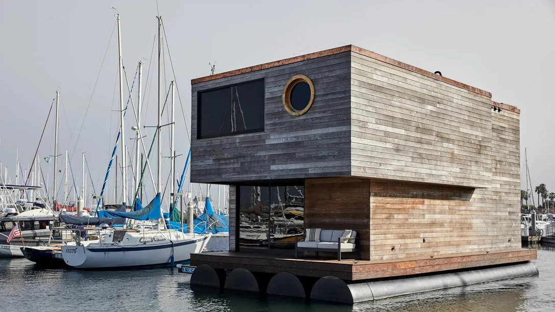 Как выглядит плавучий дом со всеми удобствами в Санта-Барбаре | Источник: Дженна Пеффли